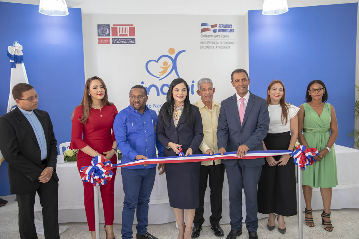 Corte de cinta de la directora general del INAIPI Berlinesa Franco, acompañada por el director general de Programas Especiales de la Presidencia (DIGEPEP), Domingo Contreras, el gobernador provincial Juan Frías, el alcalde de Santo Domingo Norte René Polanco y Karlla Ortega, encargada de Edificaciones Escolares del Ministerio de Obras Públicas