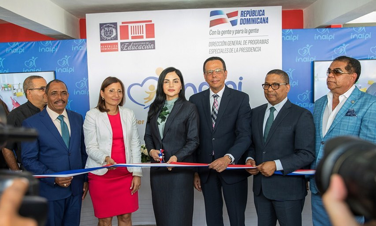 Con el corte de cinta el ministro de Educación, Antonio Peña Mirabal y la directora ejecutiva del INAIPI, Berlinesa Franco dejan inaugurado el CAIPI Villa Altagracia, junto a Ramón Antonio Pepín, viceministro de Obras Públicas; Larissa Pumarol, sub-directora DIGEPEP; Julio César Díaz, gobernador de la provincia San Cristóbal; Edwin Guarionex Ferreira, alcalde del municipio de Villa Altagracia