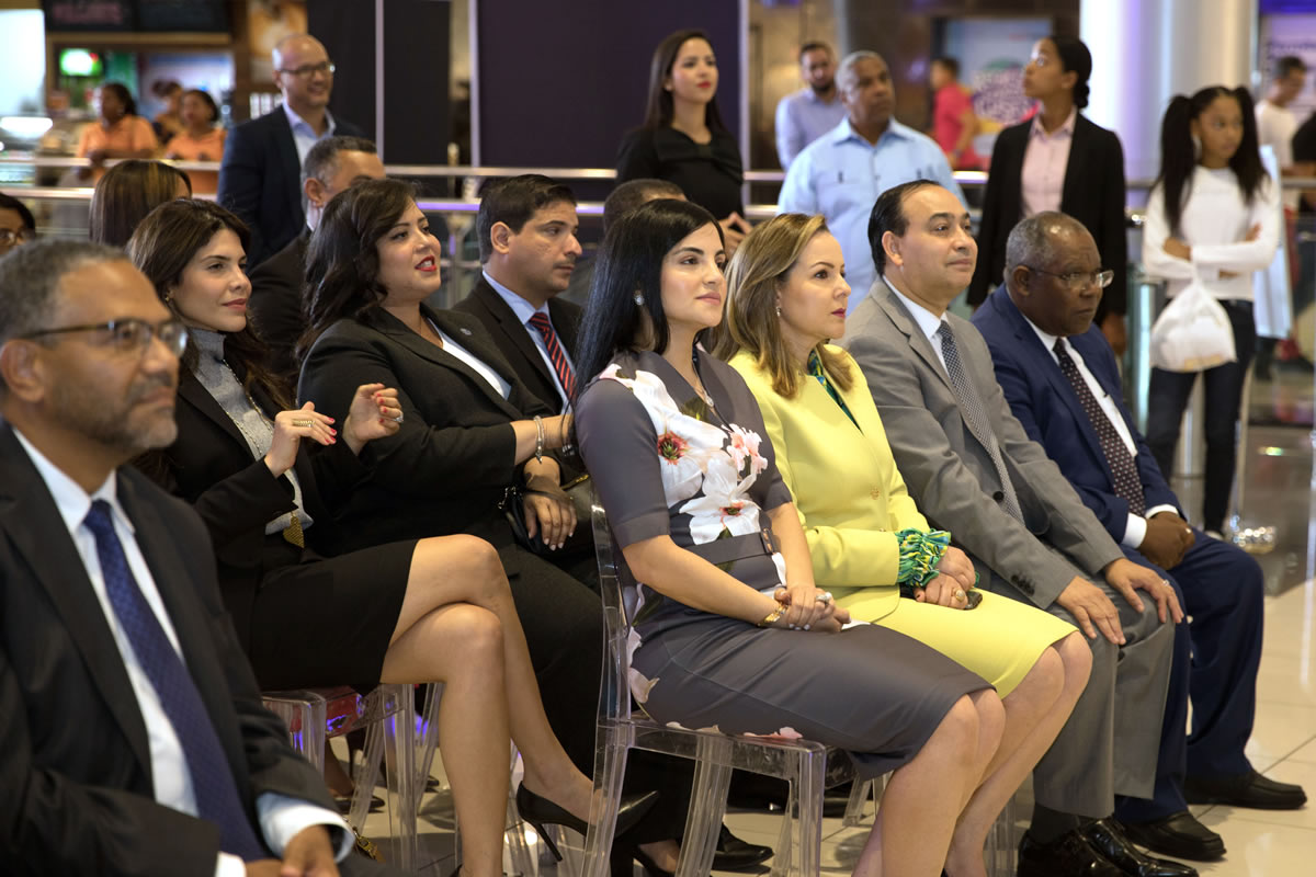 La directora ejecutiva del INAIPI, Berlinesa Franco, junto a  los ejecutivos del Centro Comercial de Galería 360 y personalidades del INAIPI