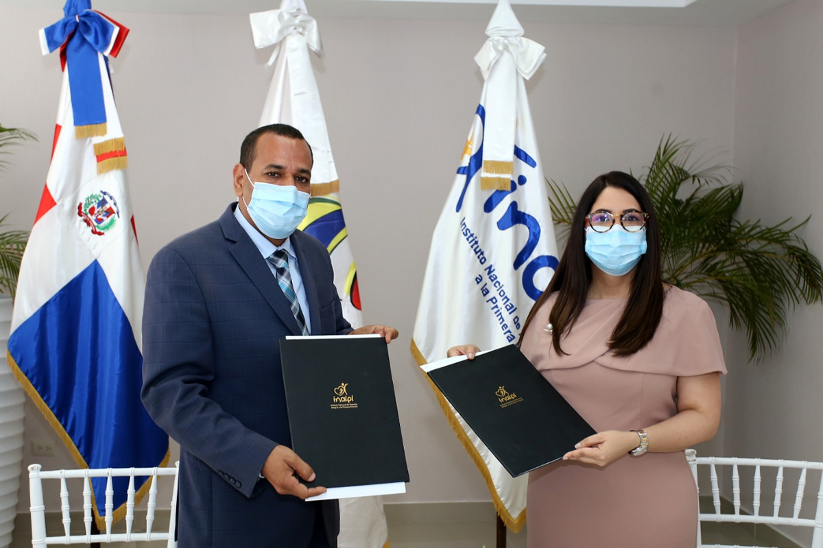 Los titulares del Instituto Nacional de Atención Integral a la Primera Infancia (INAIPI), Kenia Lora, y de la Federación Dominicana de Municipios (FEDOMU), Anyolino Germosén, firmaron la continuidad del convenio rubricado por ambas entidades en el año 2017.