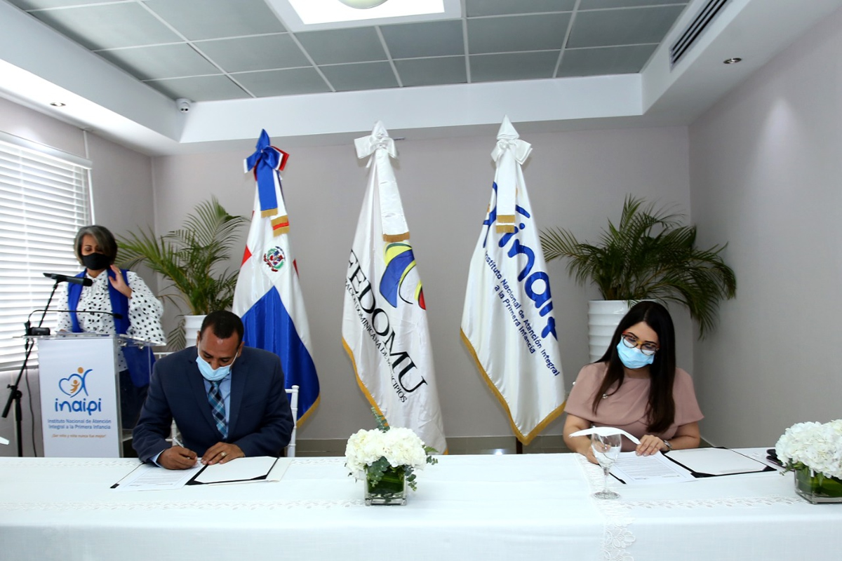 Los titulares del Instituto Nacional de Atención Integral a la Primera Infancia (INAIPI), Kenia Lora, y de la Federación Dominicana de Municipios (FEDOMU), Anyolino Germosén, firmaron la continuidad del convenio rubricado por ambas entidades en el año 2017.