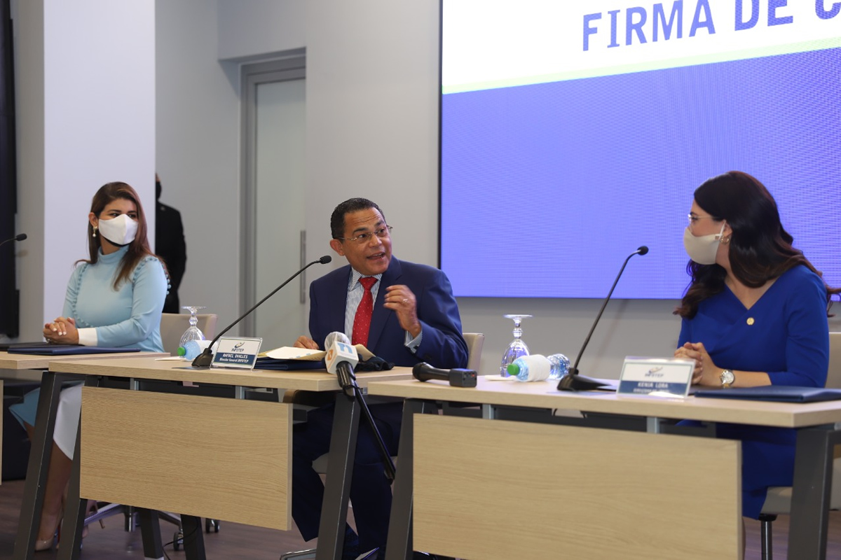 Grayddy Cuello, presidenta ejecutiva del Conani, Rafael Ovalles, director general del Infotep, y Kenia Lora, directora ejecutiva del Inaipi.