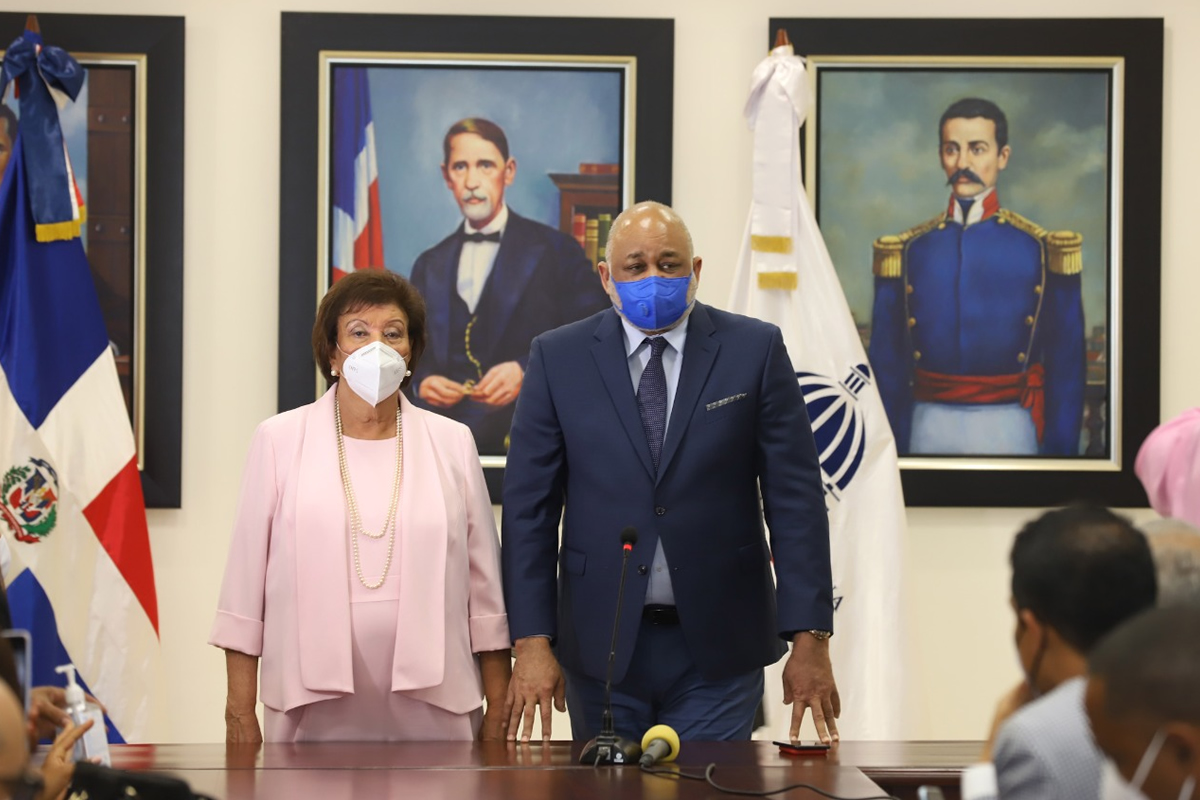 El Ministro de Educación, Roberto Fulcar, juramentó a Besaida María Manuela Santana Sierra de Báez, como nueva directora ejecutiva del Instituto Nacional de Atención Integral a la Primera Infancia (INAIPI)