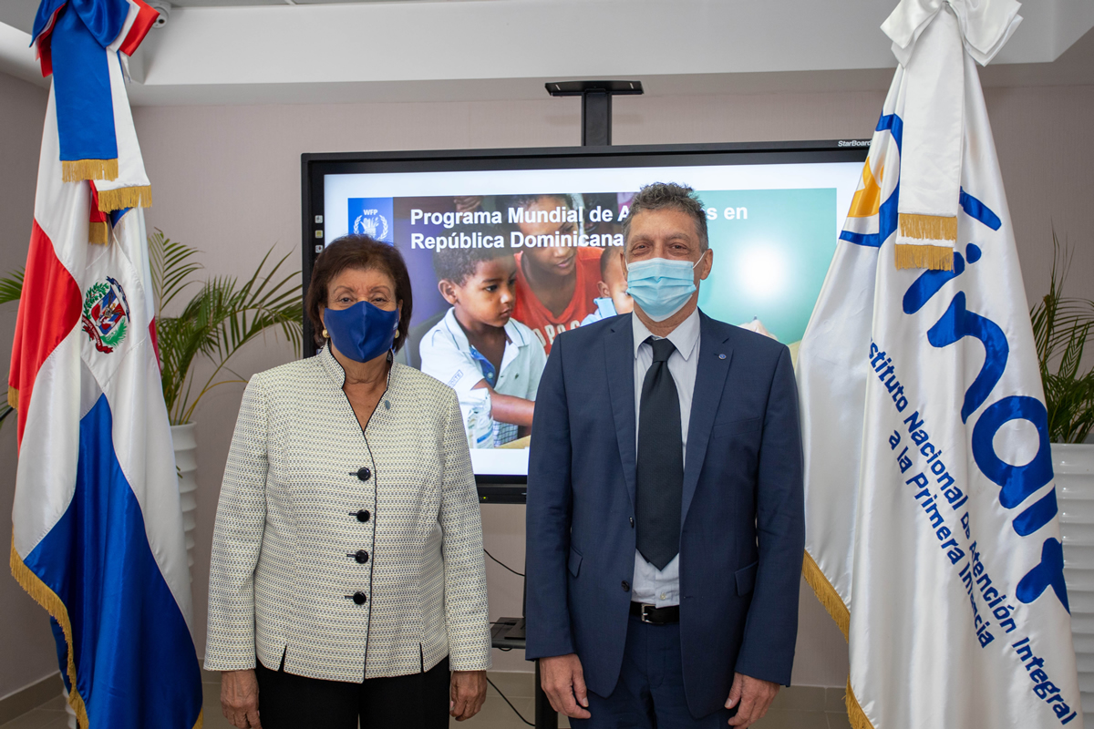 Besaida-Manola Santana de Baìez, directora ejecutiva del Instituto Nacional de Atención Integral a la Primera Infancia (INAIPI), junto a Romain Sirois, representante en el país del Programa Mundial de Alimentos (PMA). 