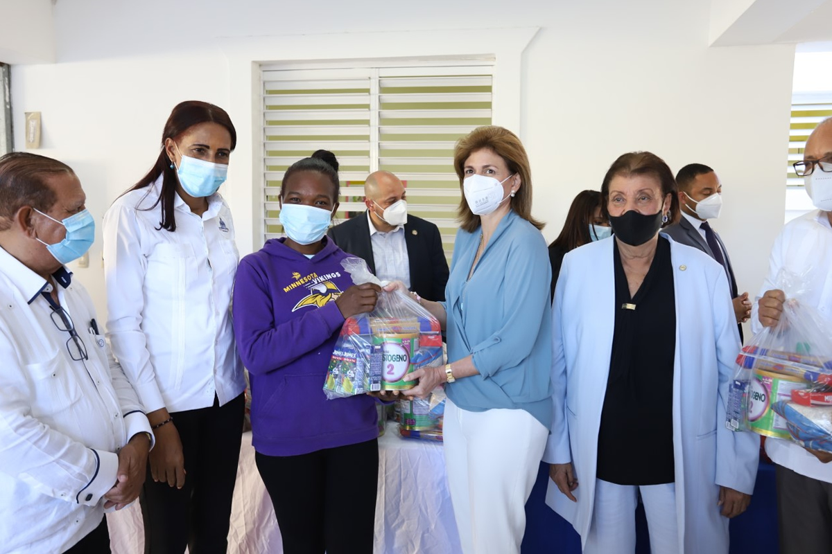 La vicepresidenta de la República Raquel Peña junto a la directora ejecutiva de INAIPI Besaida Manola Santana en la entrega de raciones alimenticias Higuey