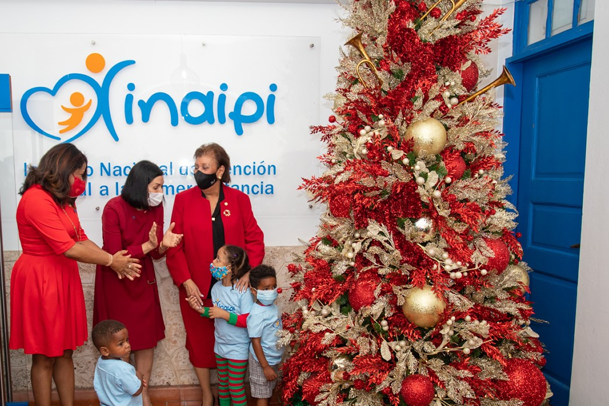 Paula Disla, directora de Conani; la primera dama Raquel Arbaje y Besaida Manola Santana, directora del Inaipi, junto a niños y niñas del CAIPI del barrio Libertador, de Herrera.
