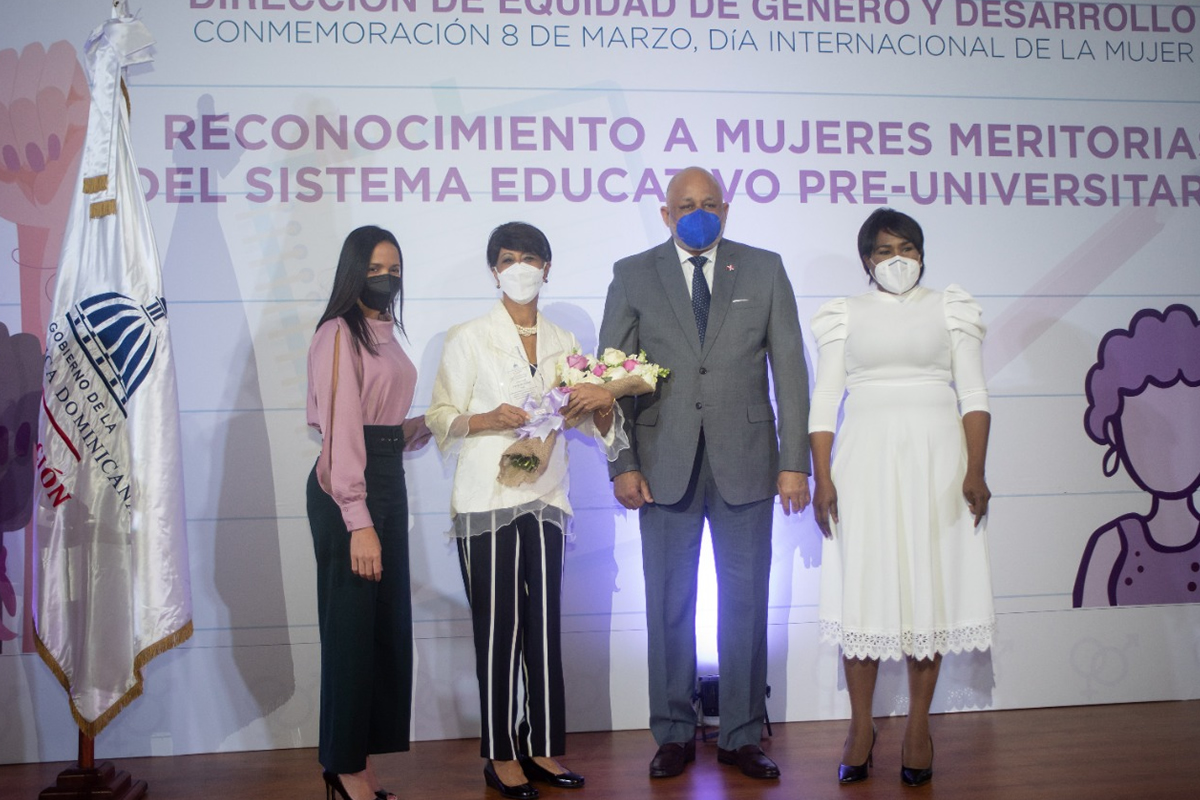 Dilia Stephany Ubiera Sosa, Directora de Gestión Humana del MINERD; Miriam Altagracia López Jorge, el Ministro de Educación, Roberto Fulcar y la Directora de Género y Desarrollo del MINERD, Nirza Díaz.
