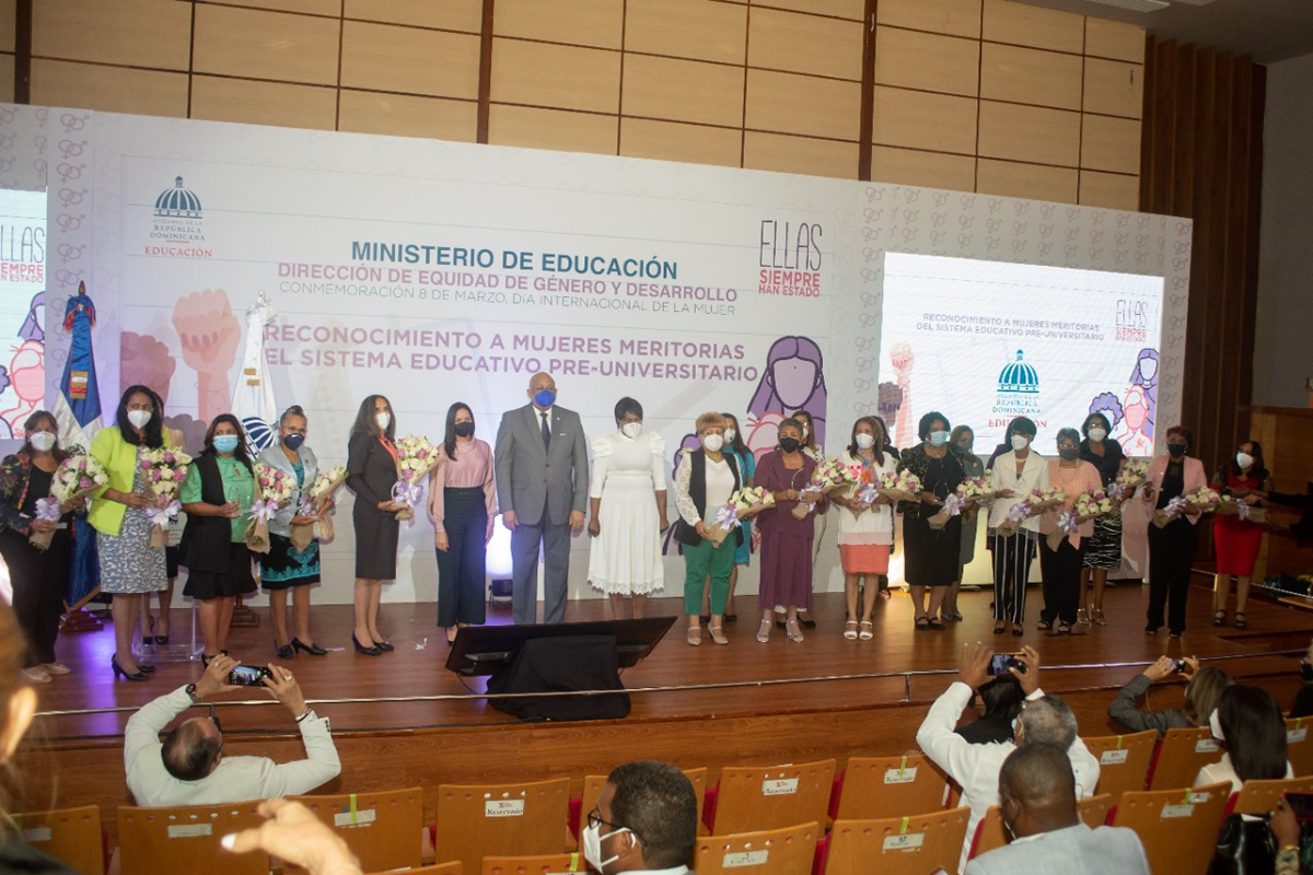 El Ministro de Educación, Roberto Fulcar, la Directora de Género y Desarrollo del MINERD, Nirza Díaz y Dilia Stephany Ubiera Sosa, Directora de Gestión Humana del MINERD, junto a las mujeres reconocidas.