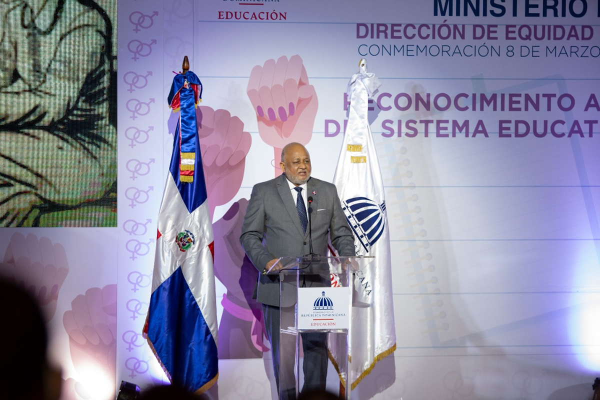 El Ministro de Educación, Roberto Fulcar resaltó que el desarrollo de la República Dominicana y del mundo se logra con la participación igualitaria de la mujer en las tomas de decisiones.