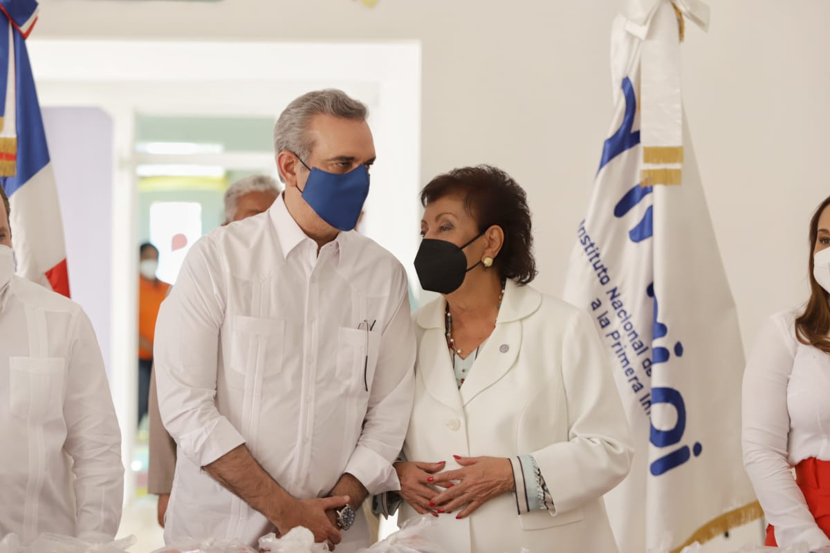 Presidente Luis Abinader Corona y la directora ejecutiva del Inaipi, Besaida Santana.