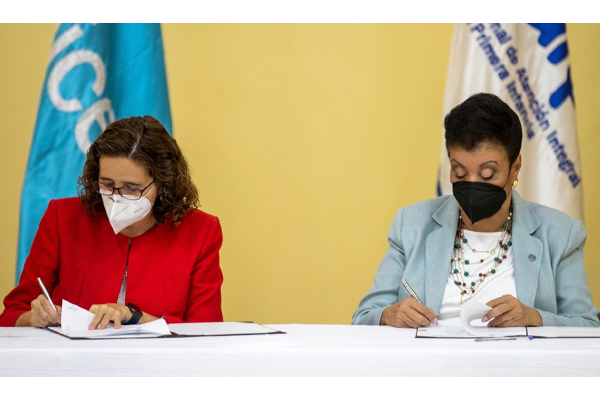 La doctora Rosa Elcarte, representante de UNICEF y Besaida Manola Santana de Báez, directora ejecutiva del Inaipi, firman el convenio de colaboración interinstitucional para trabajar en la reducción de la desnutrición la infantil, en embarazadas y madres lactantes