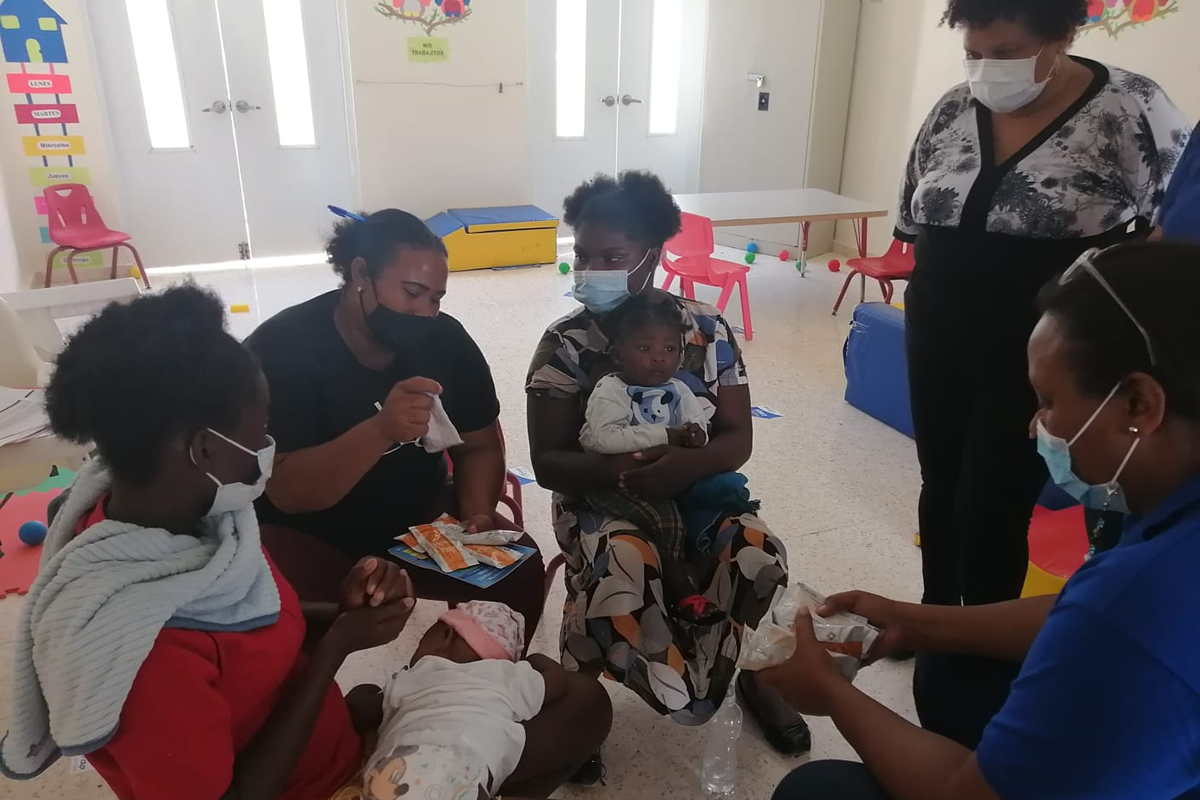 El equipo de colaboradores del Inaipi entregan kits de alimentos terapéuticos con el fin de mejorar el estado nutricional de los niños y niñas que con algún nivel de desnutrición