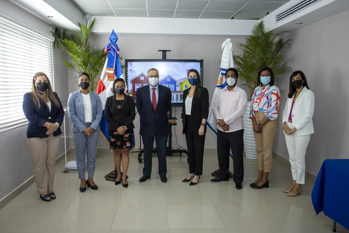 Los representantes de UNICEF, Rigoberto Astorga y Eladio Jiménez, junto a la delegación del Inaipi que recibió las tabletas.