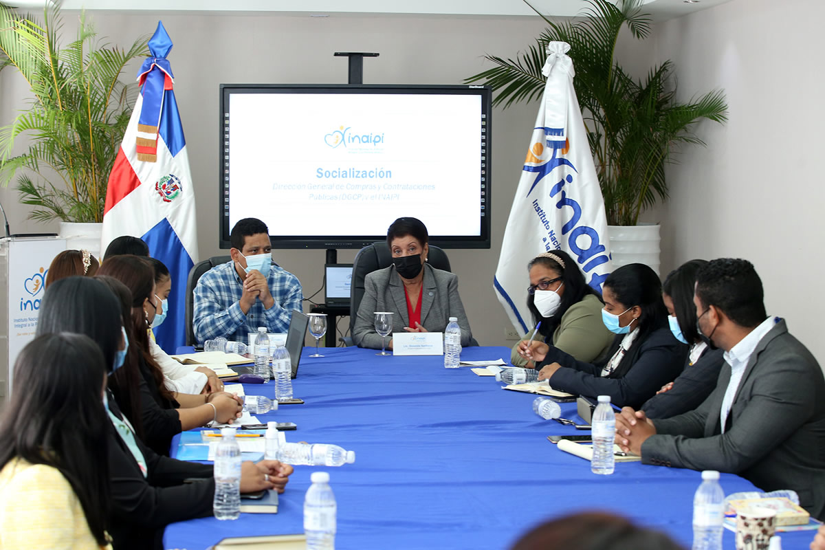 Carlos Pimentel y Besaida Manola Santana de Báez, director general de la DGCP y directora ejecutiva del Inaipi, respectivamente, encabezaron la reunión con técnicos de ambas instituciones.