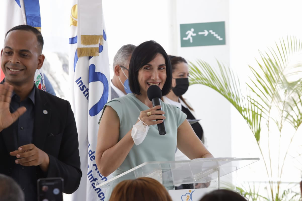 La Primera Dama y la directora del Inaipi entregan Caipi en Moca