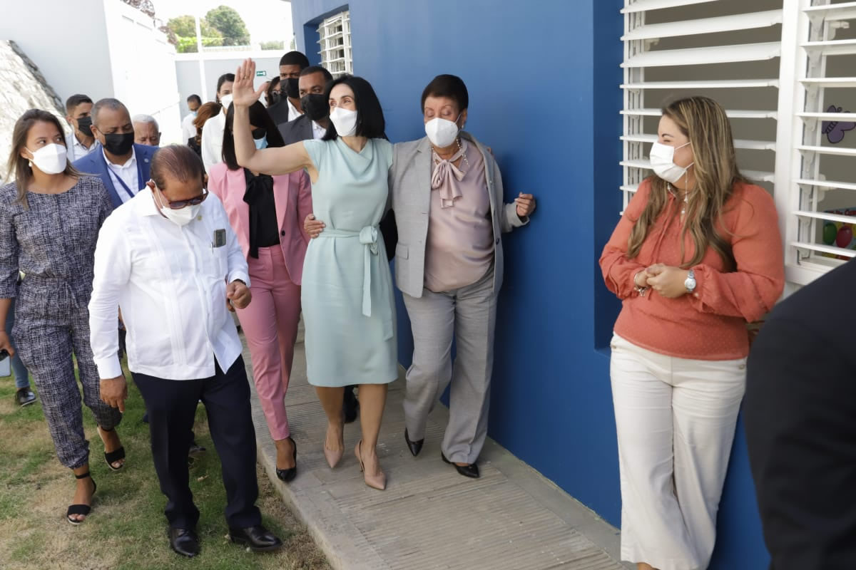 La Primera Dama y la directora del Inaipi entregan Caipi en Moca