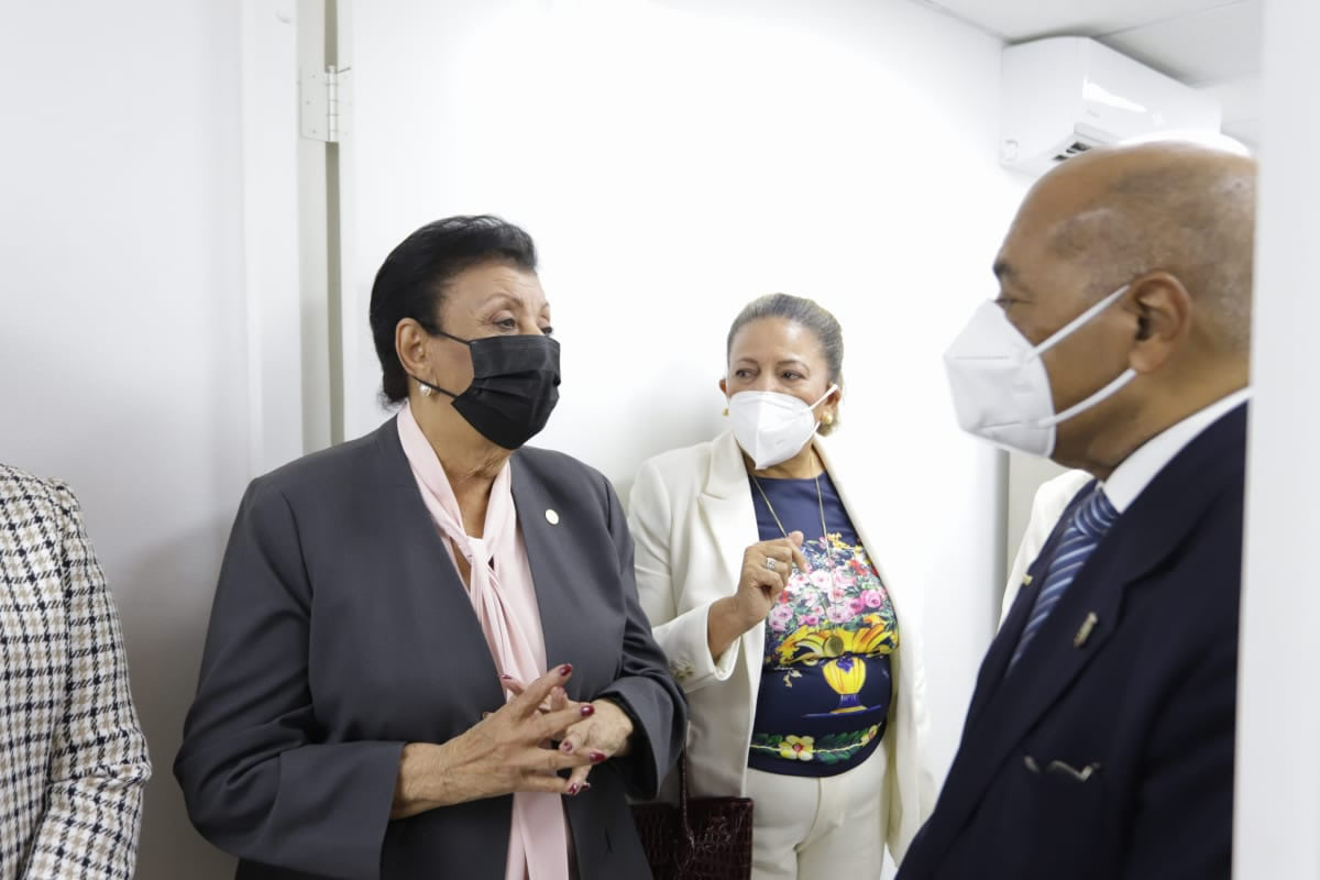 Directora del Inaipi en el corte de cinta