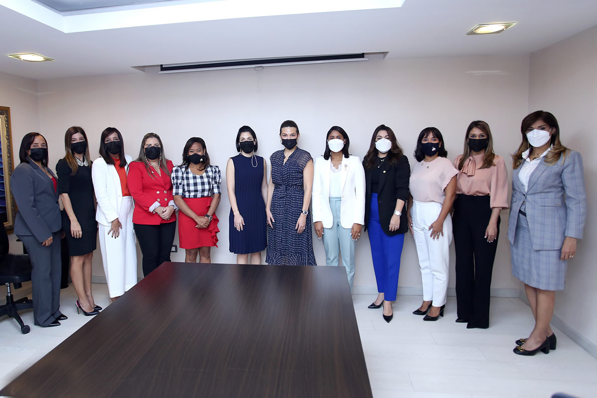 Integrantes de los equipos técnicos del Voluntariado Banreservas y del Inapi.