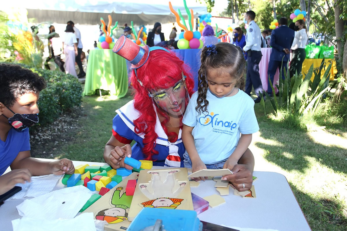 Niños, niñas y sus familias disfrutaron de los juegos y los payasos que animaron el acto.