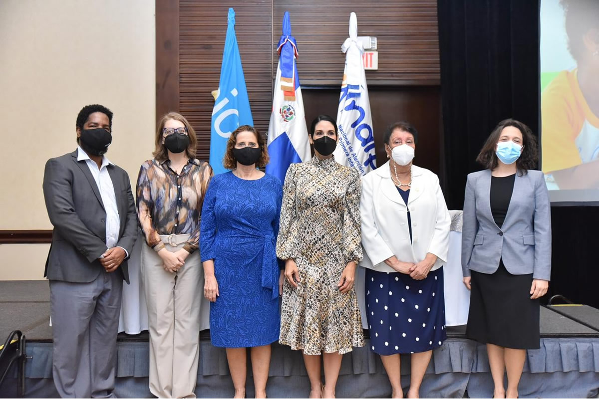 Eladio Jiménez, Aída Mencía Ripley, Rosa Elcarte, Raquel Arbaje, Besaida Santana y Laura Sánchez