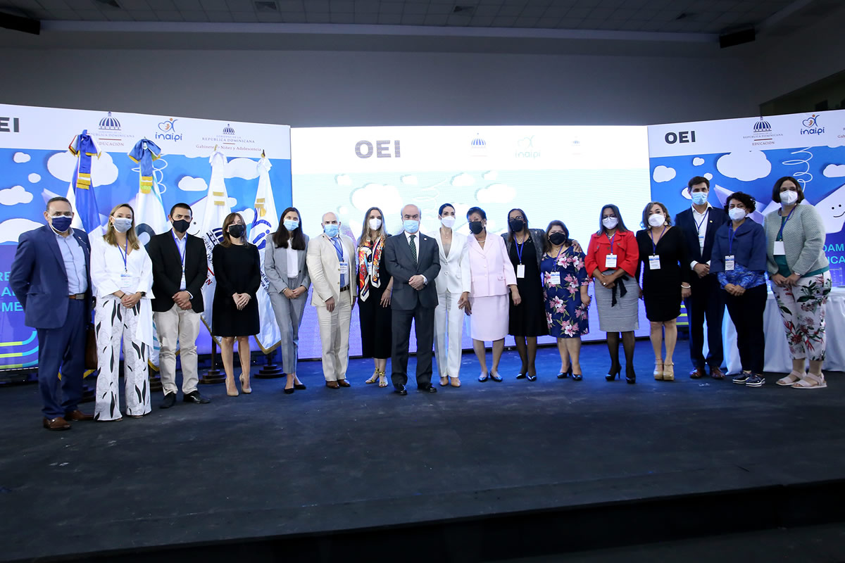 La primera dama Raquel Arbaje, Mario Jabonero y Besaida Manola Santana de Báez junto a representantes de la Red Iberoamericana de Administraciones Públicas de Primera Infancia.