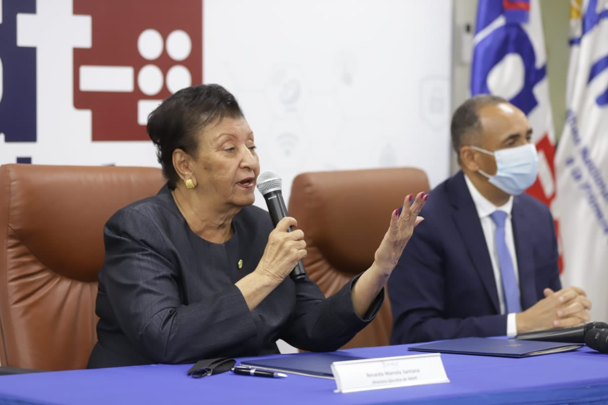 Nelson Arroyo, presidente del Consejo Directivo del Indotel y Besaida Manola Santana de Báez, directora ejecutiva del Inaipi, durante la firma del convenio 