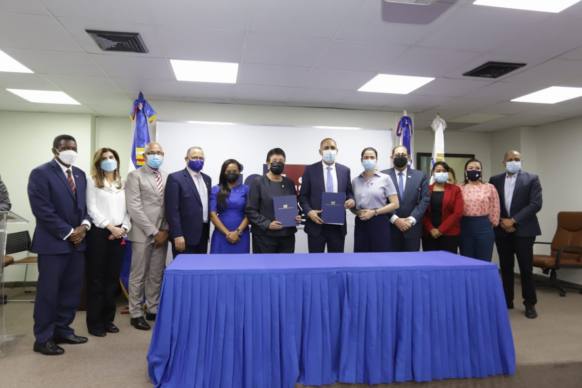 Personalidades de INAIPI y INDOTEL que asistieron en el acto