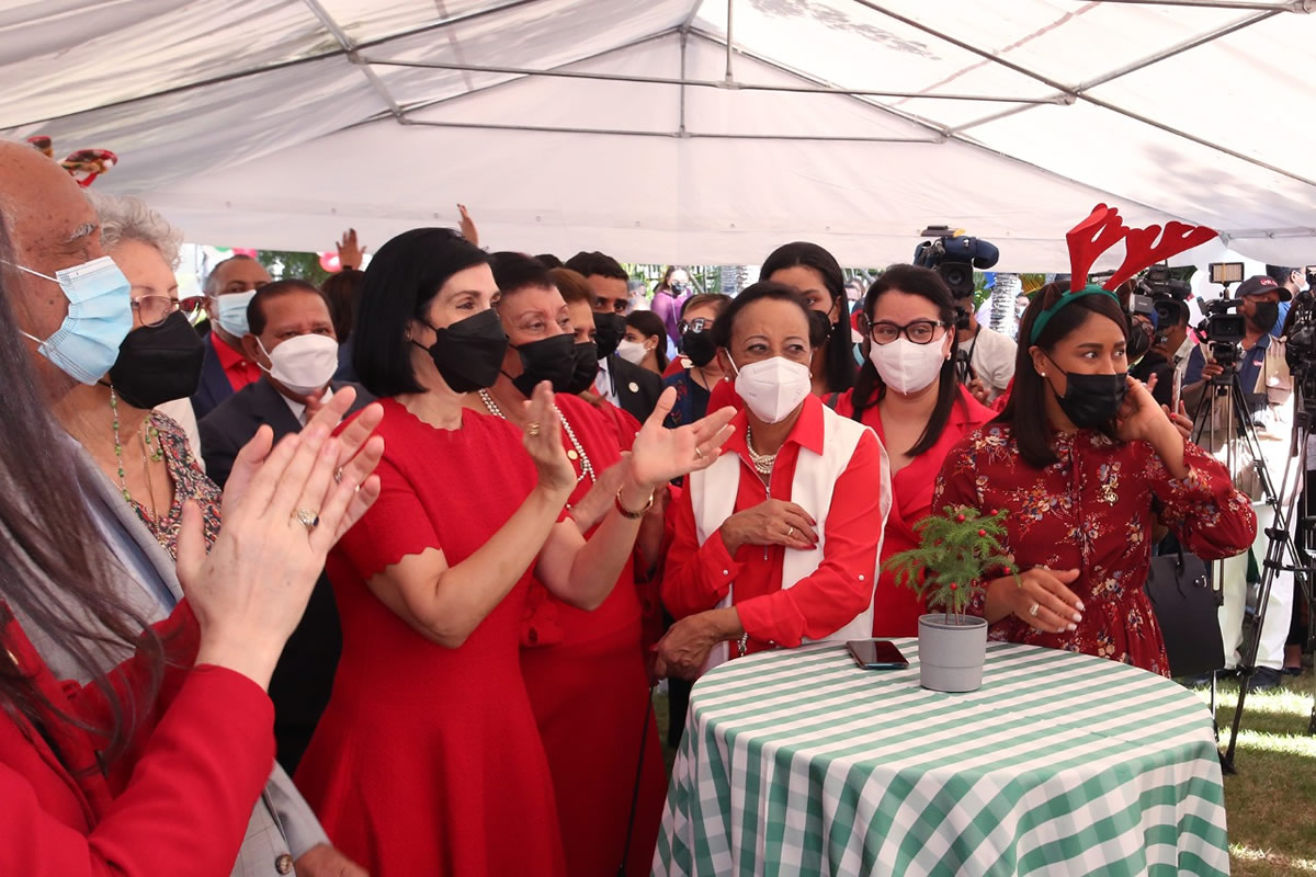 La Primera Dama y la directora del Inaipi encabezan encendido del árbol de Navidad