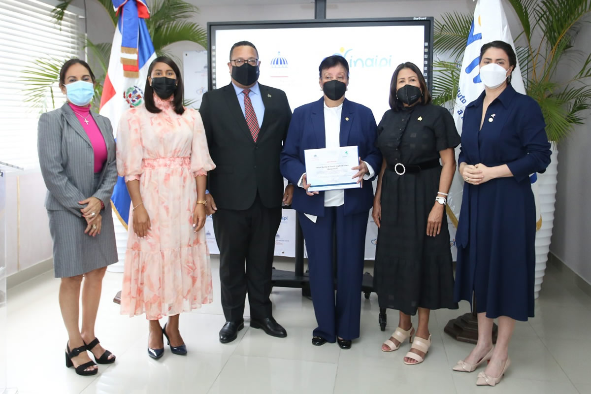 Cristian Sánchez Reyes, director general del INAP,  Besaida Manola Santana de Báez, Directora del INAIPI junto a personalidades del INAIPI
