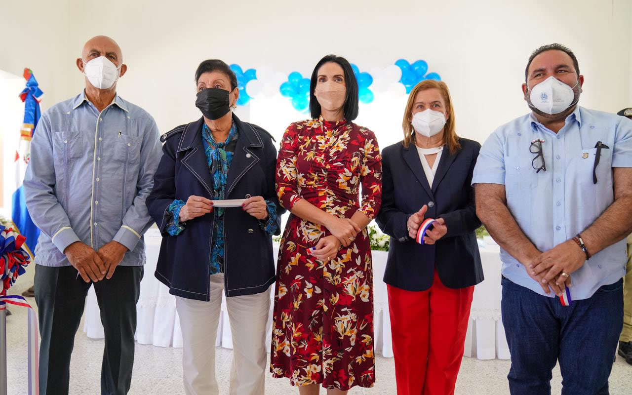 La primera dama y presidenta del Gabinete de Niñez y Adolescencia, Raquel Arbaje, y la directora ejecutiva del Instituto Nacional de Atención Integral a la Primera Infancia (Inaipi), Besaida Santana de Báez encabezan acto