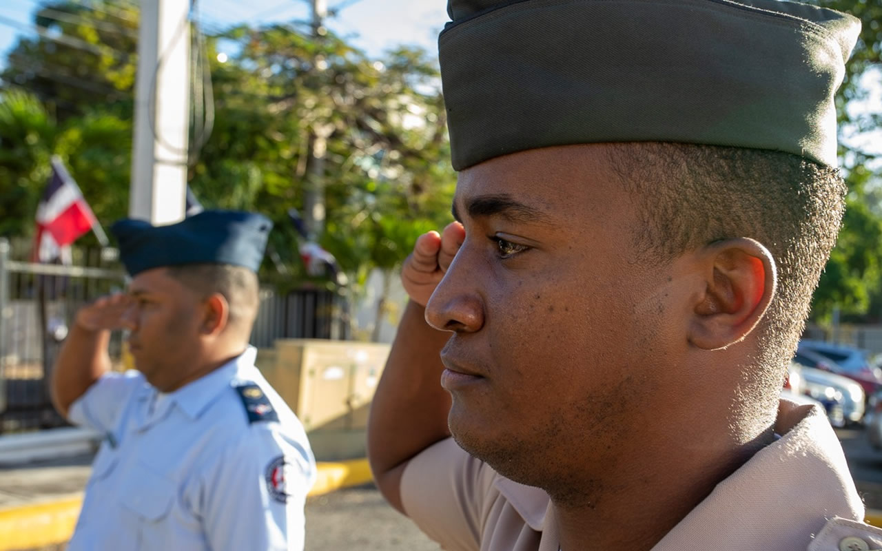 Militares rinden homenaje a la bandera nacional