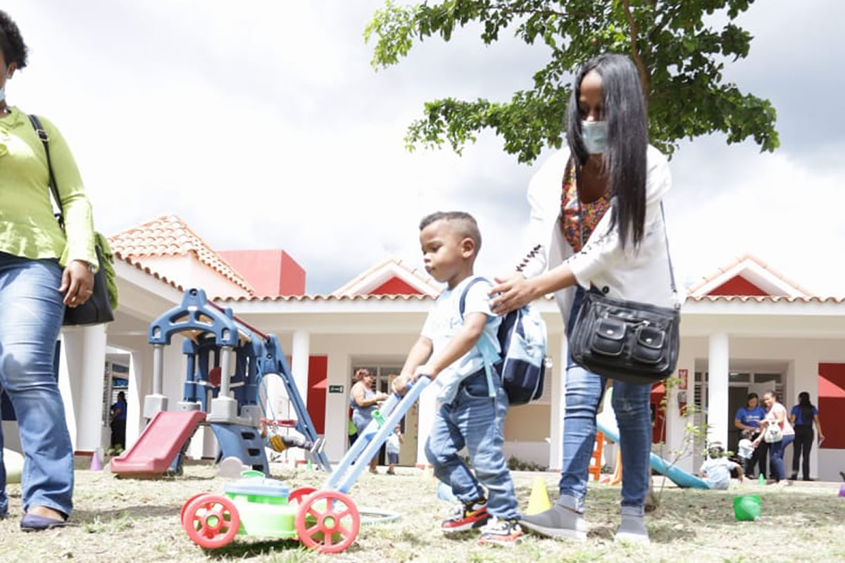 Madre con su hijo en el área de recreación del nuevo Centro