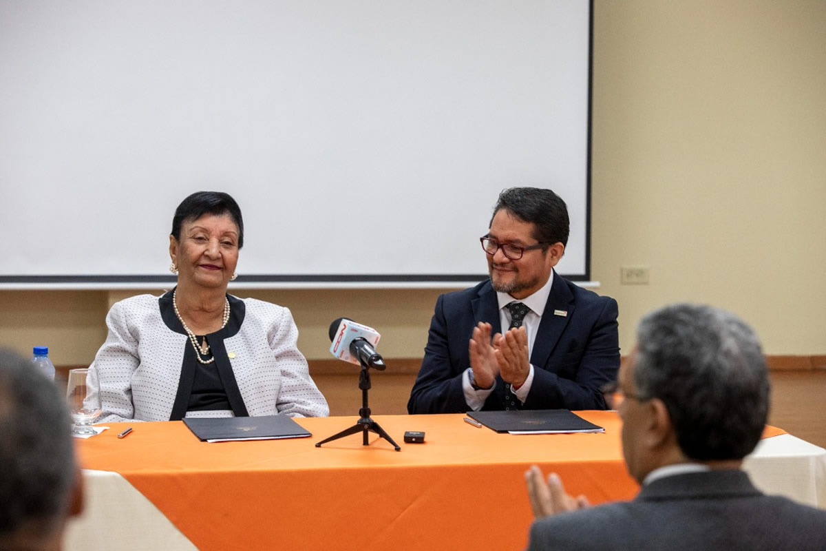 La directora del INAIPI, Besaida Manola Santana se dirige al público