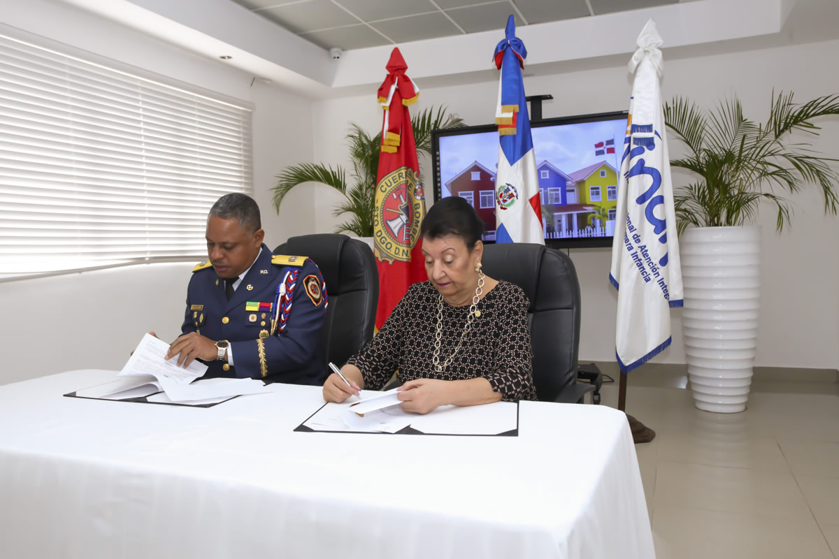 Besaida Manola Santana de Báez, directora ejecutiva del Inaipi y el general de brigada José Luis Frómeta Herasme, Intendente General del CBDN, firman el convenio