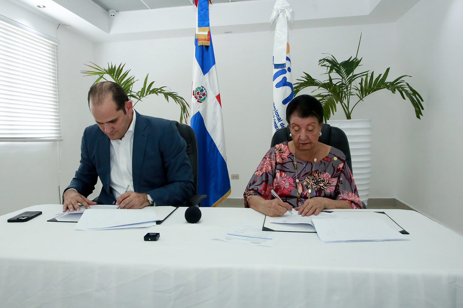 Adolfo Pérez, director de PROMESE/CAL y Besaida Manola Santana, directora del INAIPI firman acuerdo