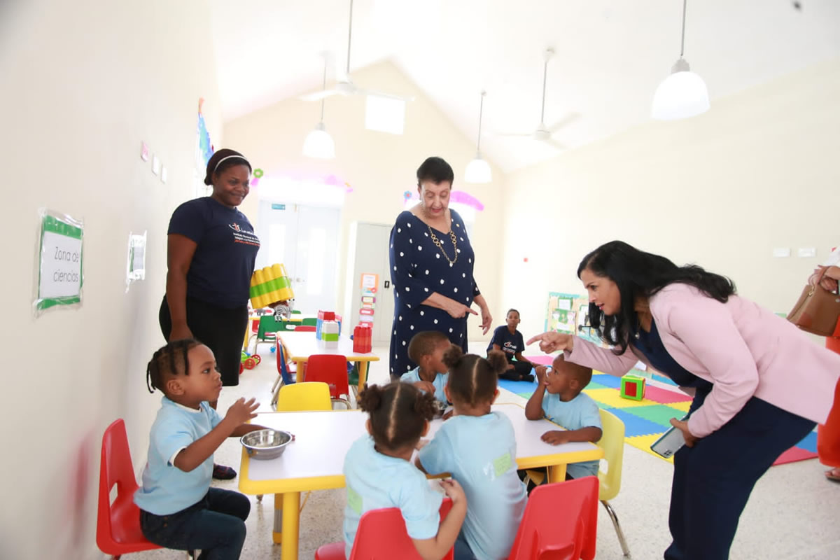 Manola Santana de Báez acompañada de la vicealcaldesa del municipio Santo Domingo Este, Ángela Henríquez hacen recorrido en las aulas