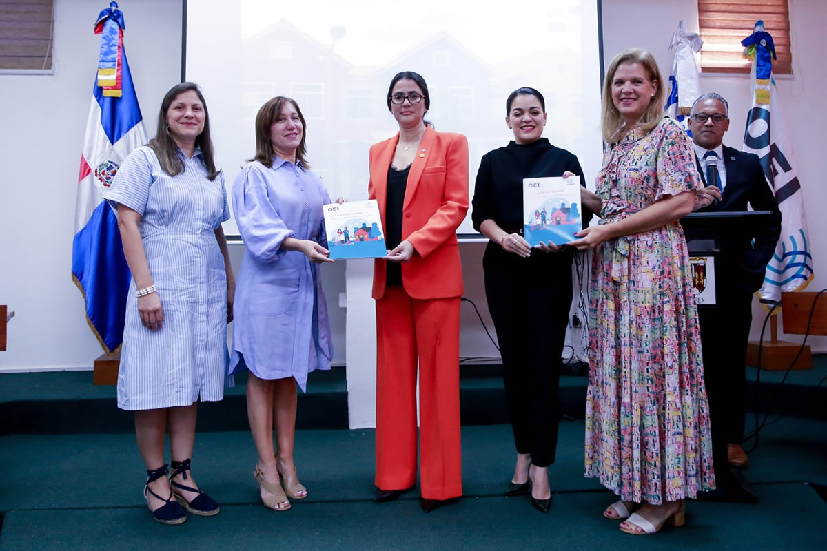 Yanett Rodríguez, subdirectora de Gestión Institucional del Inaipi y la señora Catalina Andújar, representante residente de la OEI ponen en circulación la Guía para las Familias