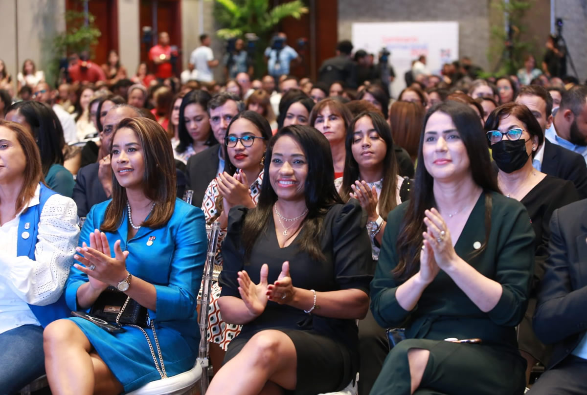 Personalidades que asistieron al acto 