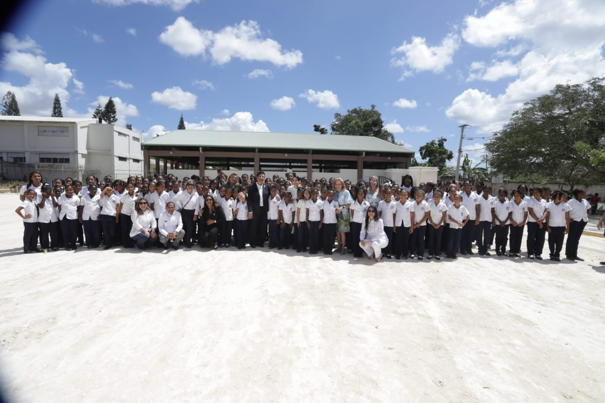 imagen panorámica de las personalidades junto a los niños de la Fundación MIR