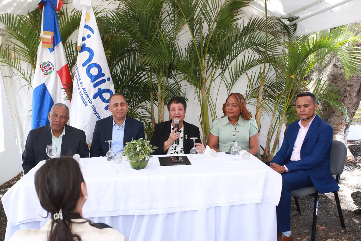 Besaida Manola Santana, directora del INAIPI en compañía de Nelson Arroyo, presidente de INDOTEL 