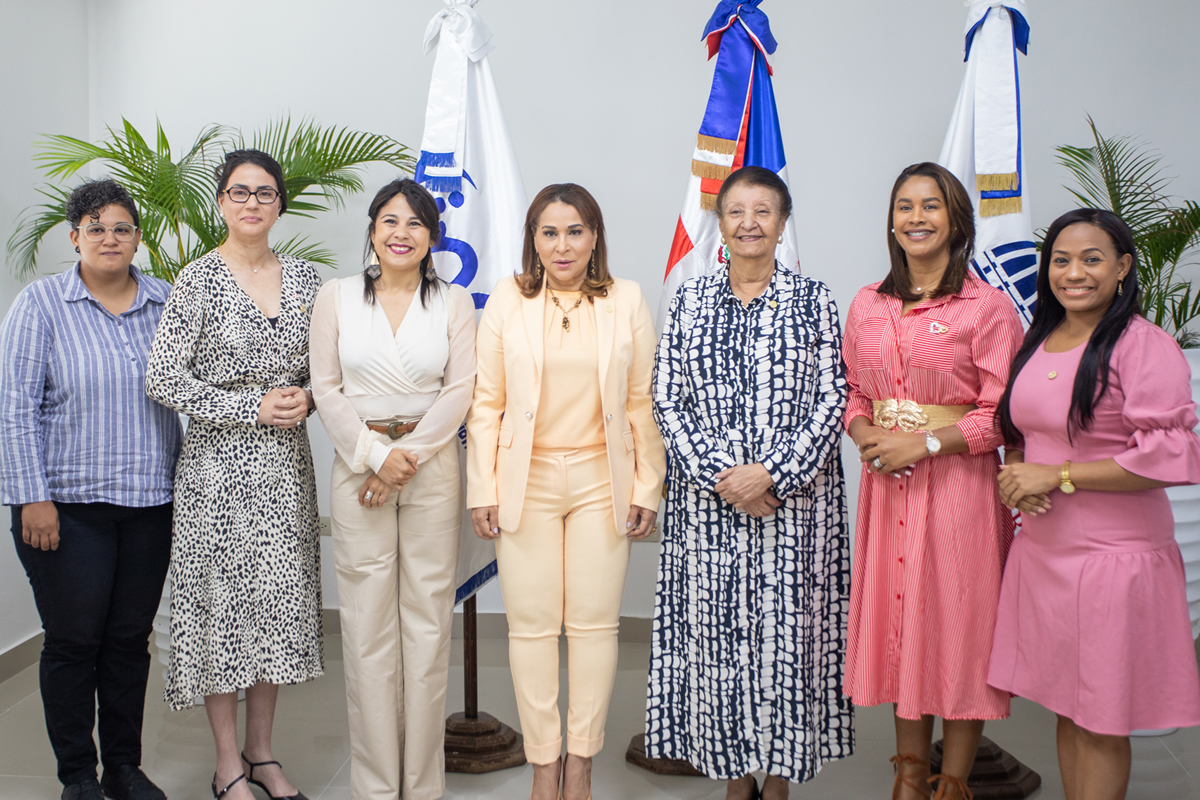 Mayra Jiménez, Ministra de la Mujer y Besaida Manola Santana de Báez, directora ejecutiva del INAIPI junto a colaboradores de ambas instituciones