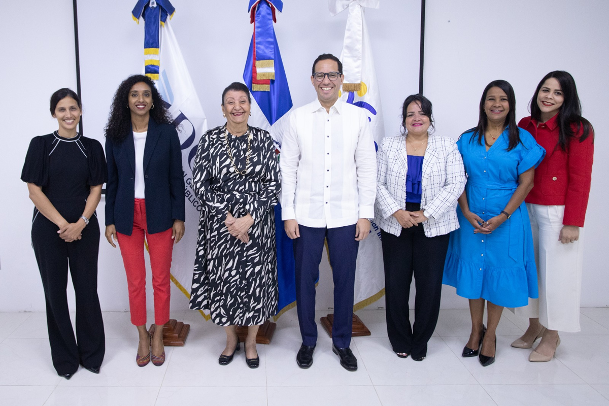 La directora ejecutiva de INAIPI, Besaida Manola Santana y el director ejecutivo de la DGAPP, Sigmund Freund, junto a directivos de la DGAPP