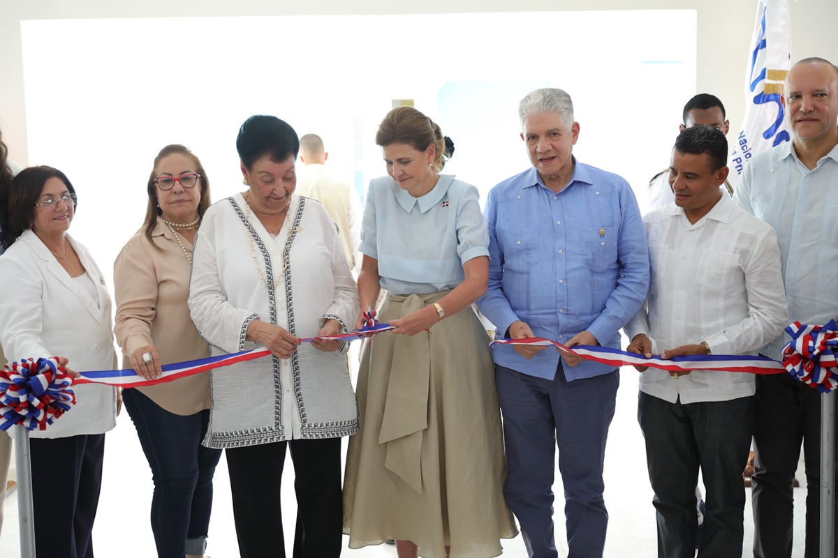 Raquel Peña, vicepresidenta de la República, corta cinta del nuevo Centro en el Ensanche La Fe