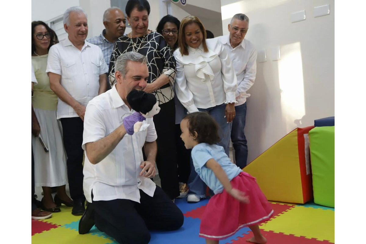Luis Abinader, presidente de la República, interactúa con infante del nuevo Centro