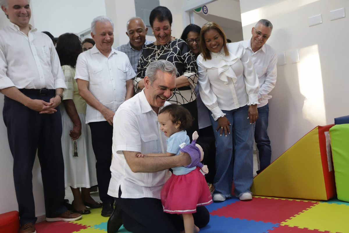 Luis Abinader, presidente de la República, interactúa con infante del nuevo Centro