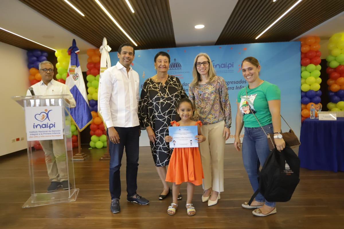 Besaida Manola Santana, directora ejecutiva del INAIPI, Ancell Scheker, viceministra de Asuntos Técnicos y Pedagógicos del Ministerio de Educación y Eduardo Peña Blanco, subdirector del Instituto Nacional de Bienestar Estudiantil (INABIE) en la entrega de certificados a los niños