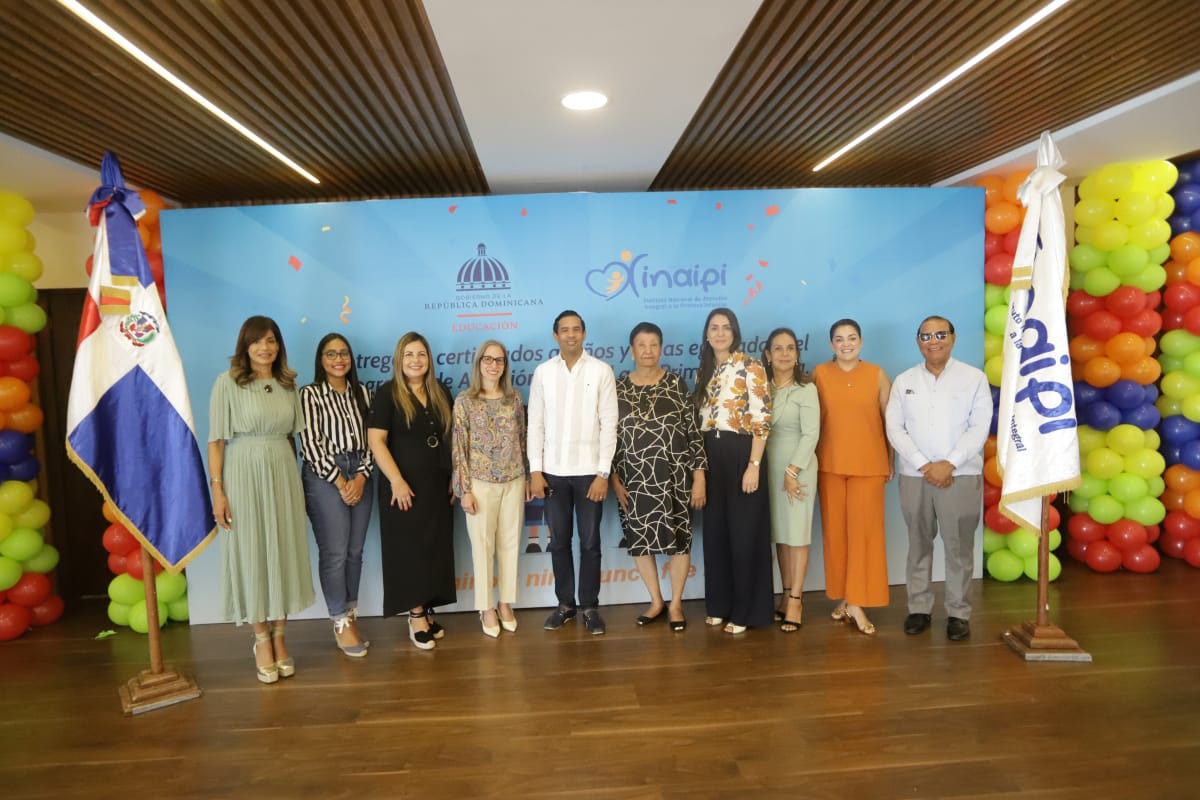 Besaida Manola Santana, directora ejecutiva del INAIPI, Ancell Scheker, viceministra de Asuntos Técnicos y Pedagógicos del Ministerio de Educación y Eduardo Peña Blanco, subdirector del Instituto Nacional de Bienestar Estudiantil (INABIE), junto a colaboradores del INAIPI