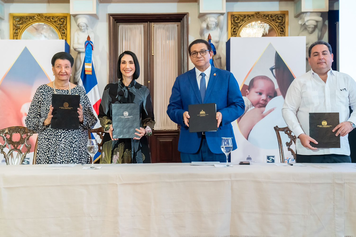 Besaida Manola Santana, directora ejecutiva del INAIPI, Raquel Arbaje, primera dama y presidenta honorífica del Gabinete de Niñez y Adolescencia, Daniel Rivera, ministro de Salud y el Doctor Mario Lama, director ejecutivo del SNS muestran convenio firmado