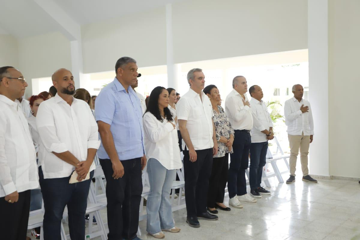 Luis Abinader, Presidente de la República,  junto a Besaida Manola Santana, directora ejecutiva del INAIPI en la inauguración del nuevo Centro