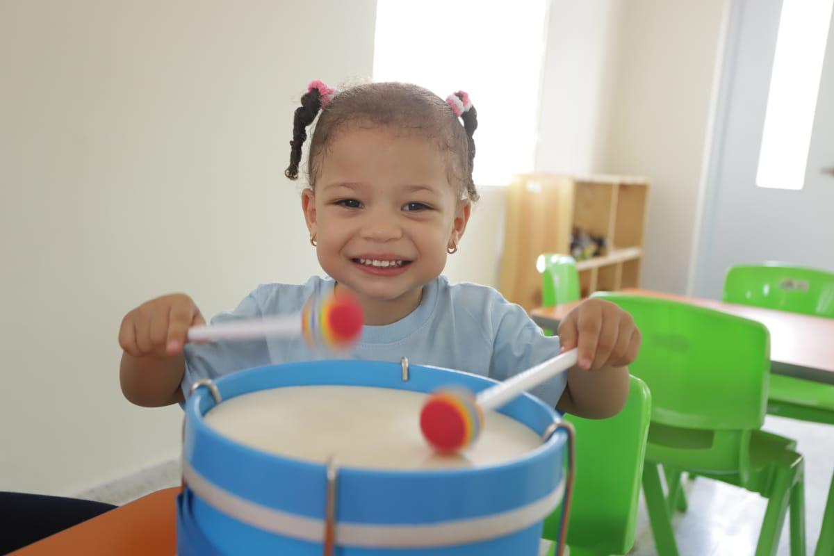 Niña feliz jugando en el Aula